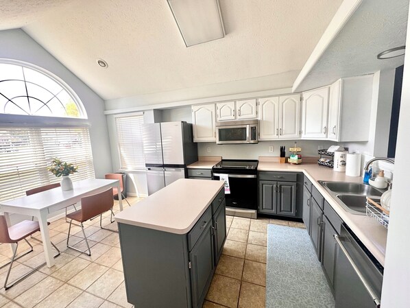 Microondas, horno, parrilla de estufa y lavavajillas 