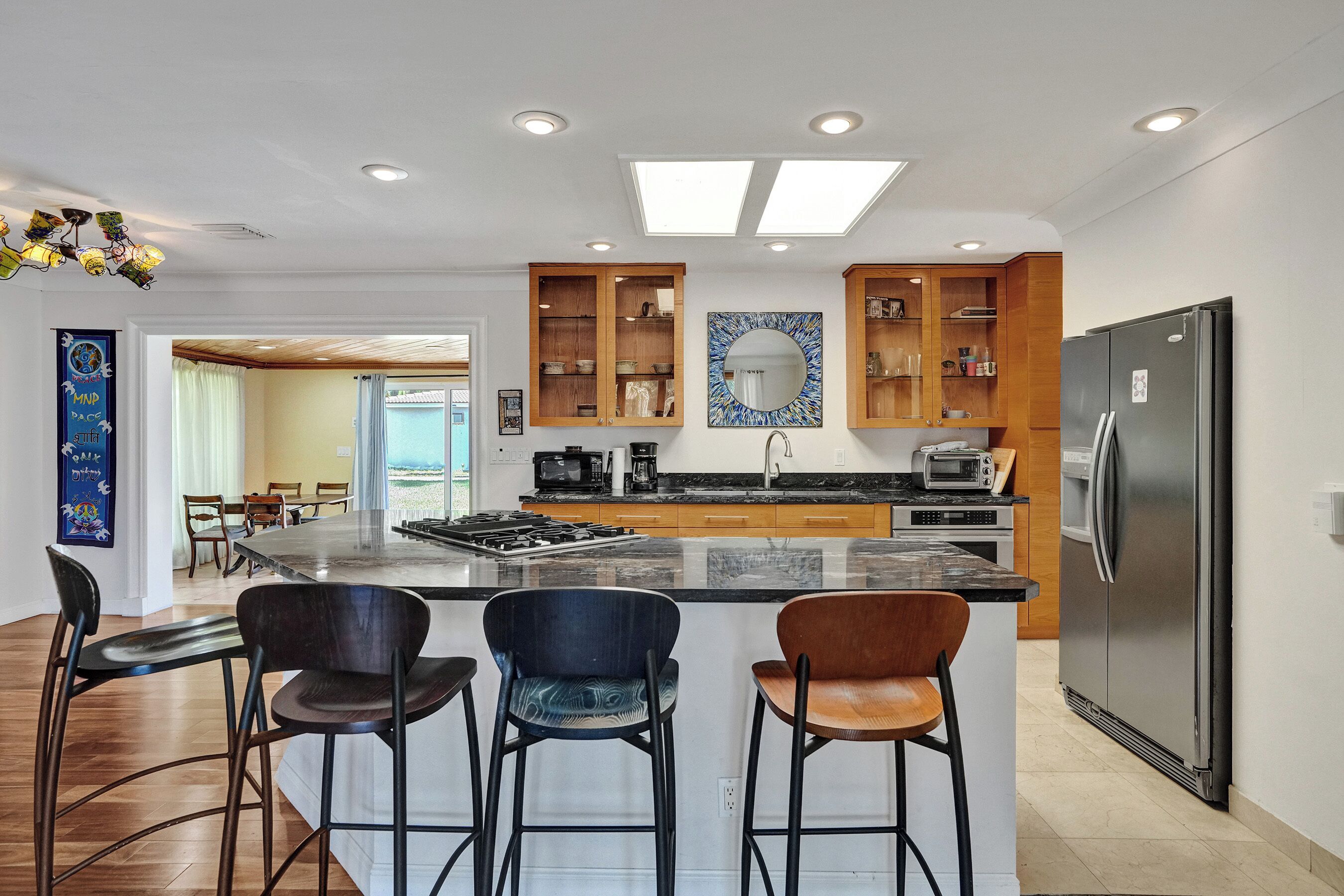 Réfrigérateur, micro-ondes, plaque de cuisson, cafetière/bouilloire