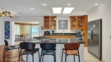 Réfrigérateur, micro-ondes, plaque de cuisson, cafetiÚre/bouilloire