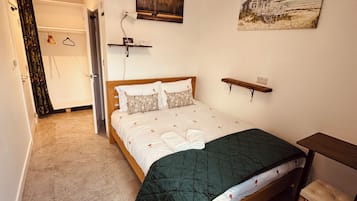 5 bedrooms, desk, iron/ironing board, travel cot