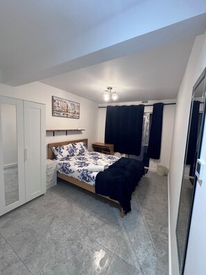 5 chambres, bureau, fer et planche à repasser, lit de bébé portatif