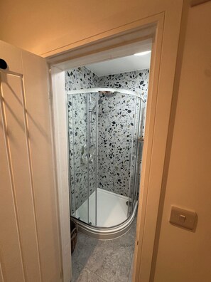 تجهيزات دش، مناشف، صابون، شامبو