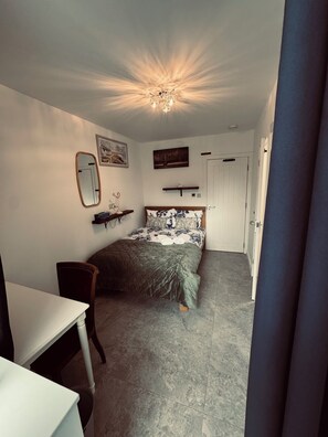 5 Schlafzimmer, Schreibtisch, Bügeleisen/Bügelbrett, Reisekinderbett