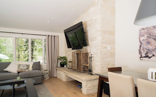Riverfront Townhouse sleeps 8-Fall asleep to the sound of the river! Chic decor!