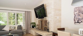 Riverfront Townhouse sleeps 8-Fall asleep to the sound of the river! Chic decor!