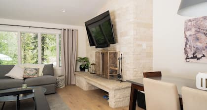 Riverfront Townhouse sleeps 8-Fall asleep to the sound of the river! Chic decor!