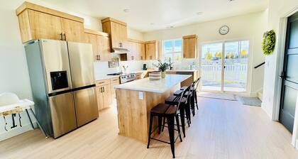 New 3BR Home w/ Garage Parking, Full Kitchen, Washer & Dryer • Near BYU-Idaho