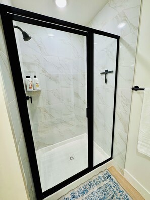 Dusche, Haartrockner, Handtücher, Seife
