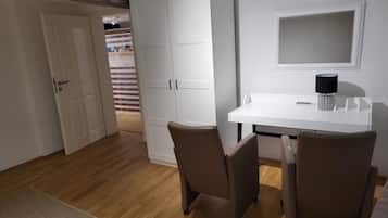Apartamento Confort, vistas al patio | Escritorio, tabla de planchar con plancha, wifi gratis