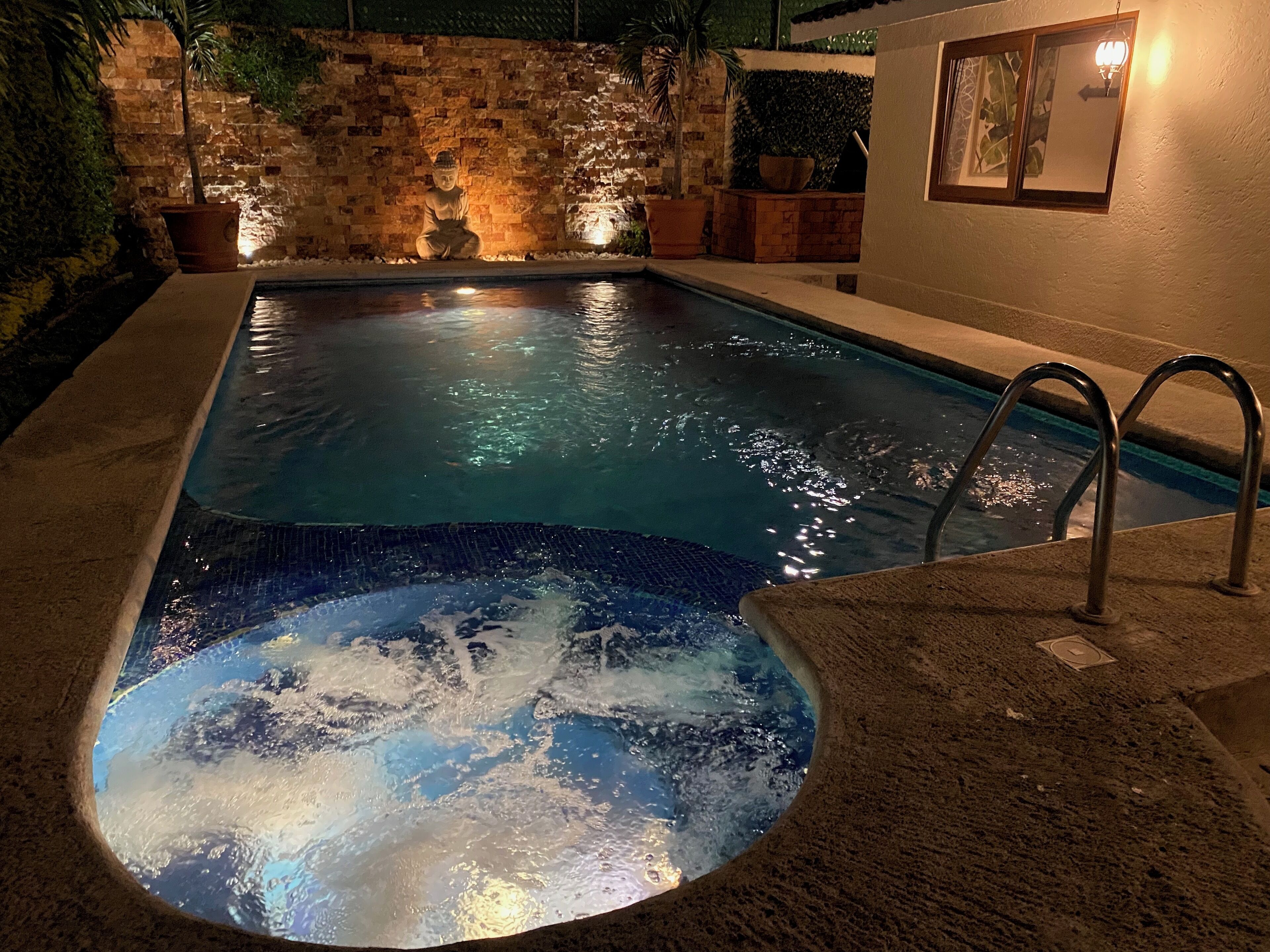 Utomhuspool och uppvärmd pool