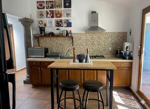 Refrigerador, parrilla de estufa, cafetera y tetera y tetera eléctrica