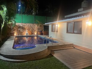 Piscina all'aperto, una piscina riscaldata