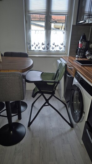 Fridge, microwave, oven, stovetop - Holiday apartment Festungsblick Würzburg (Würzburg)