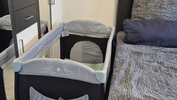 1 Schlafzimmer, Zimmersafe, Bügeleisen/Bügelbrett, Reisekinderbett