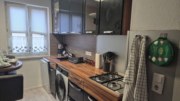 Fridge, microwave, oven, stovetop - Holiday apartment Festungsblick Würzburg (Würzburg)