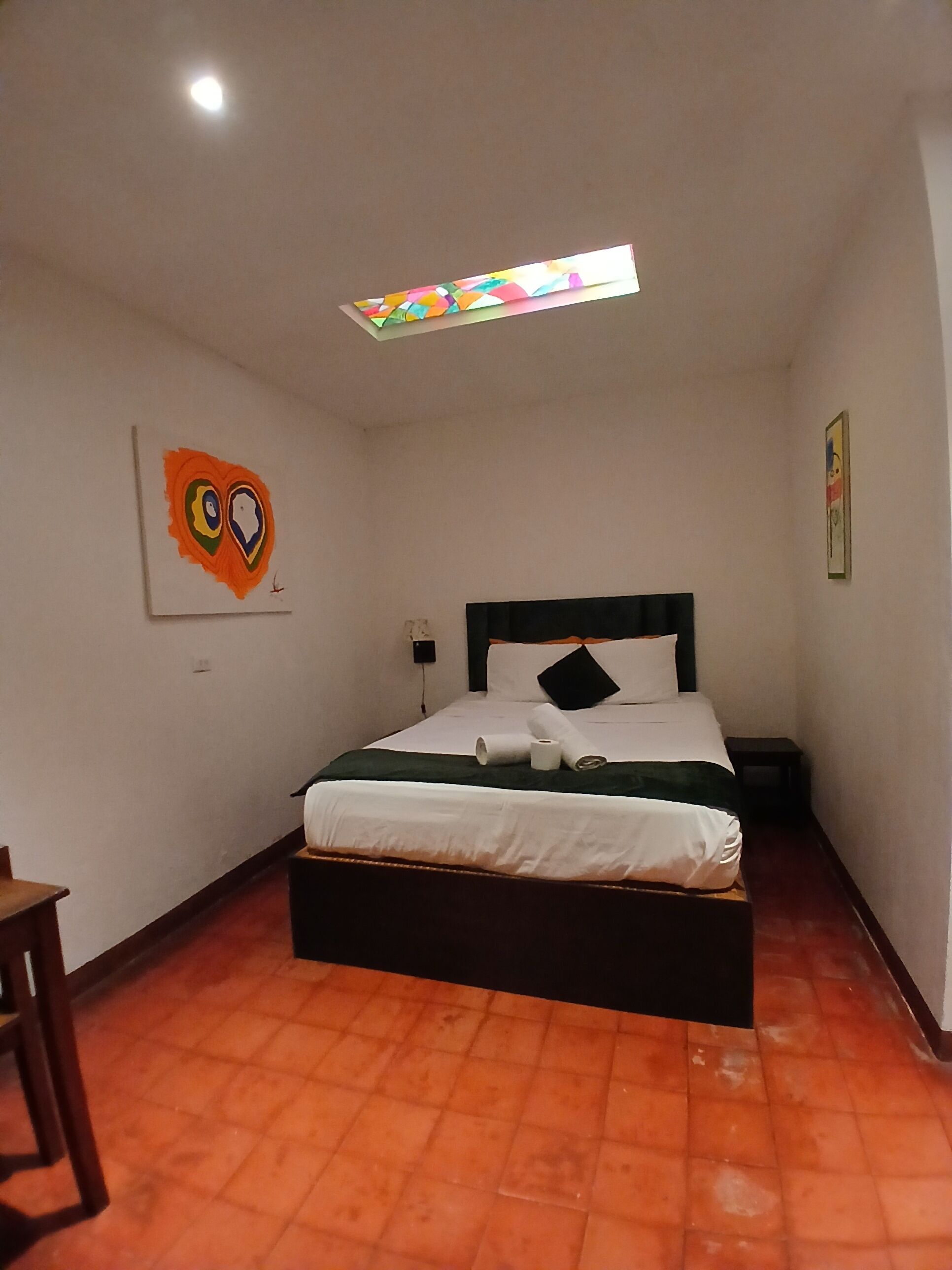 Basic-Doppelzimmer, 1 Queen-Bett | Bügeleisen/Bügelbrett, kostenloses WLAN, Bettwäsche