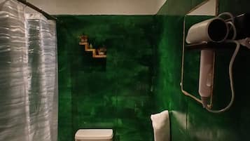 Basic Double Room, 1 Queen Bed | Bathroom