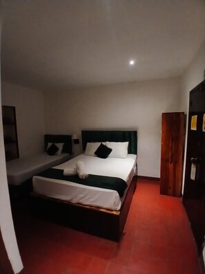 Basic-Dreibettzimmer | Bügeleisen/Bügelbrett, kostenloses WLAN, Bettwäsche