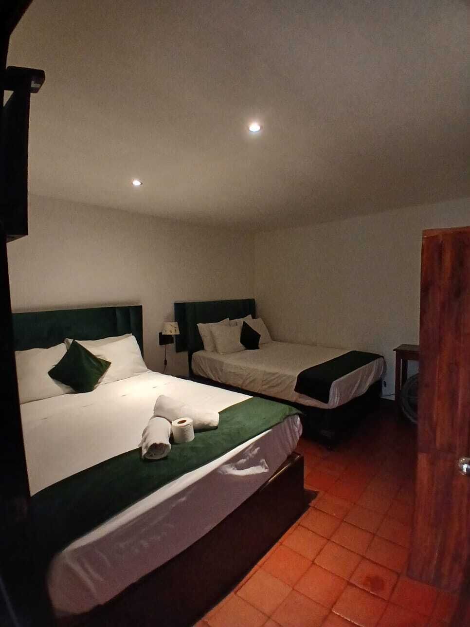 Vierbettzimmer | Bügeleisen/Bügelbrett, kostenloses WLAN, Bettwäsche