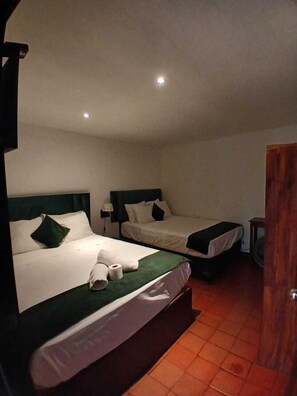 Vierbettzimmer | Bügeleisen/Bügelbrett, kostenloses WLAN, Bettwäsche