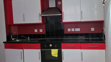 Cookware/dishes/utensils, dining tables