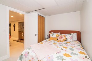 3 bedrooms, iron/ironing board, free WiFi, bed sheets - A2 Oasis; Lovely Neighborhood; Walk to Stadium and Crisler Arena! (Ann Arbor)