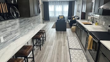 冰箱、微波炉、烤箱、炉灶