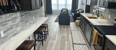 Jääkaappi, mikroaaltouuni, uuni, liesi