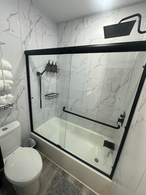 Hair dryer, towels, soap, shampoo - Stylish 2Bdrm in perfect location-close to A&M, Midtown Park, & Blinn (Bryan)