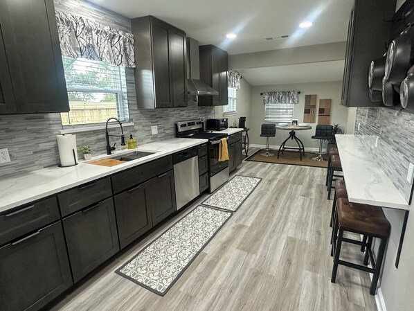 ثلاجة، ميكروويف، فرن، موقد طهي مسطح