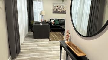 智能电视、壁炉、书