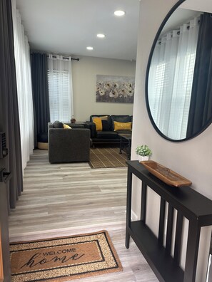 تلفزيون ذكي، مدفأة، كُتُب