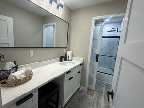 Hair dryer, towels, soap, shampoo - Stylish 2Bdrm in perfect location-close to A&M, Midtown Park, & Blinn (Bryan)