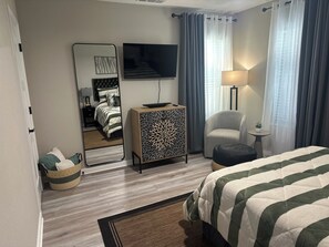 2 bedrooms, desk, iron/ironing board, travel crib - Stylish 2Bdrm in perfect location-close to A&M, Midtown Park, & Blinn (Bryan)