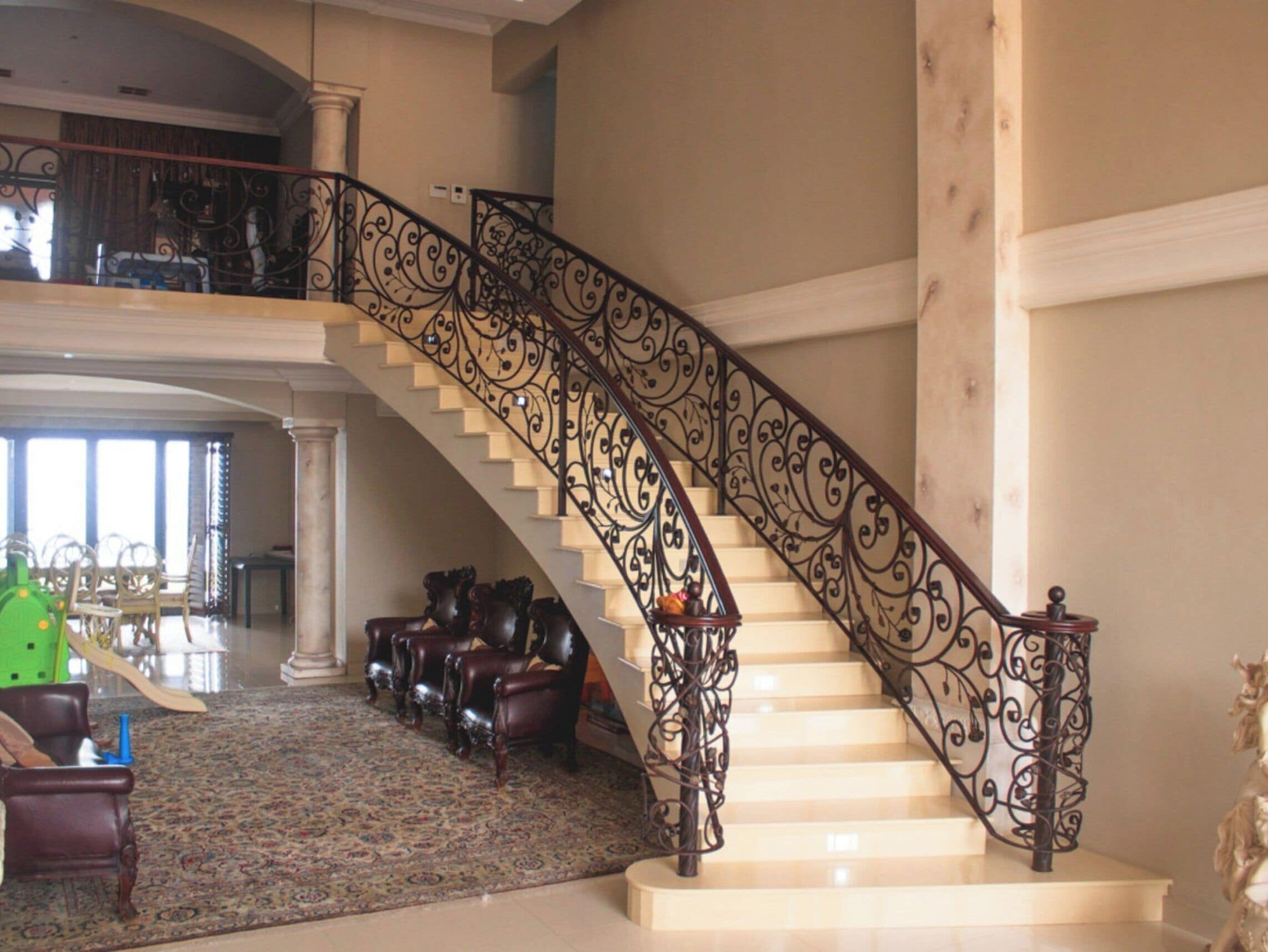 المنشأة من الداخل