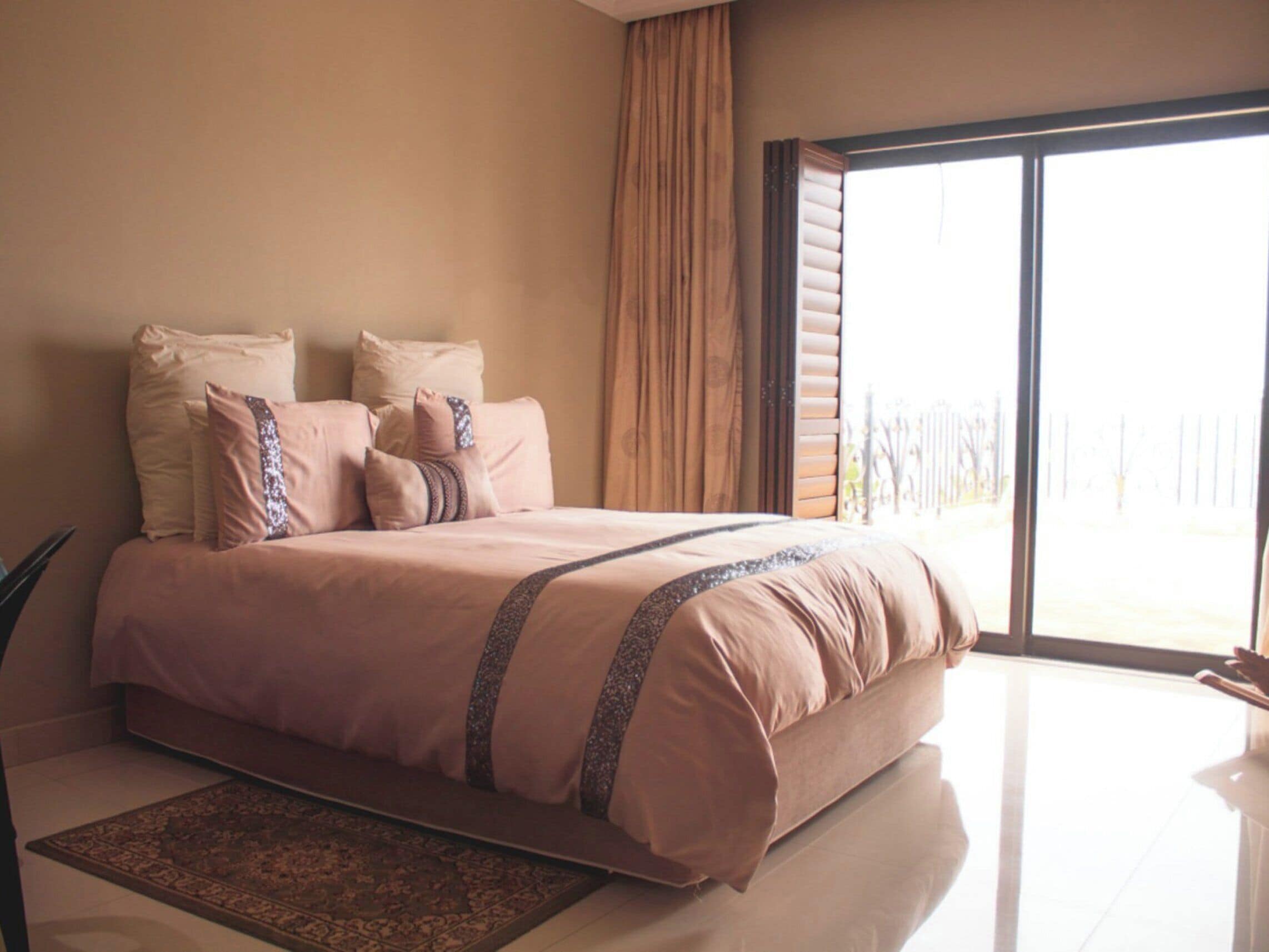 5 bedrooms, iron/ironing board, WiFi, bed sheets