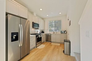 Frigorífico, microondas, horno y placa de cocina