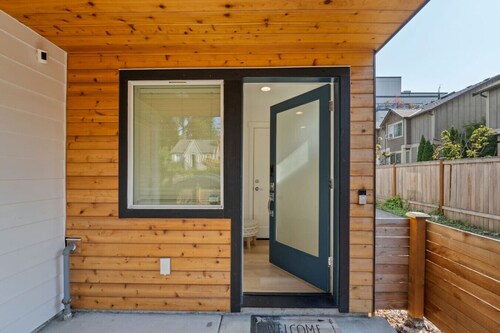 Bright 2BR Townhome | Easy Access to Downtown & UW