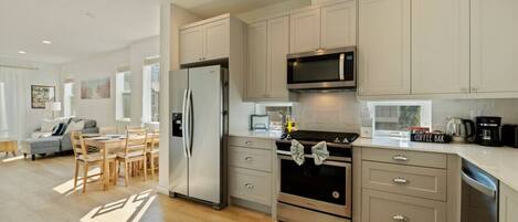 Réfrigérateur, four à micro-ondes, un four, surface de cuisson