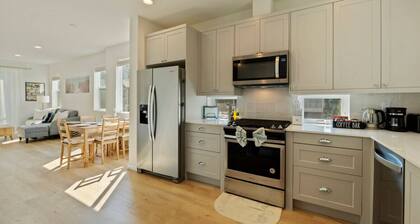 Bright 2BR Townhome | Easy Access to Downtown & UW
