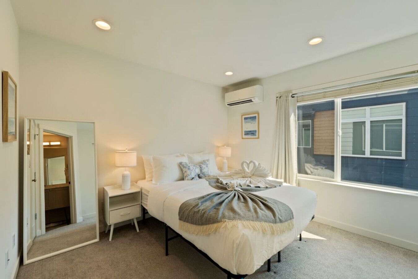 2 bedrooms, desk, WiFi, bed sheets