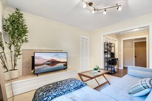 4 chambres, bureau, fer et planche à repasser, lit de bébé portatif