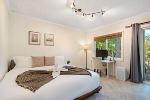 1 slaapkamer, een bureau, een strijkplank/strijkijzer, wifi