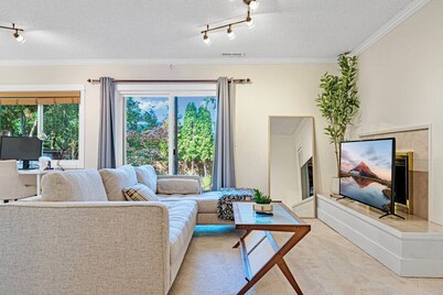 Chic 1BR/1BA Lower Unit @ Mountlake Terrace