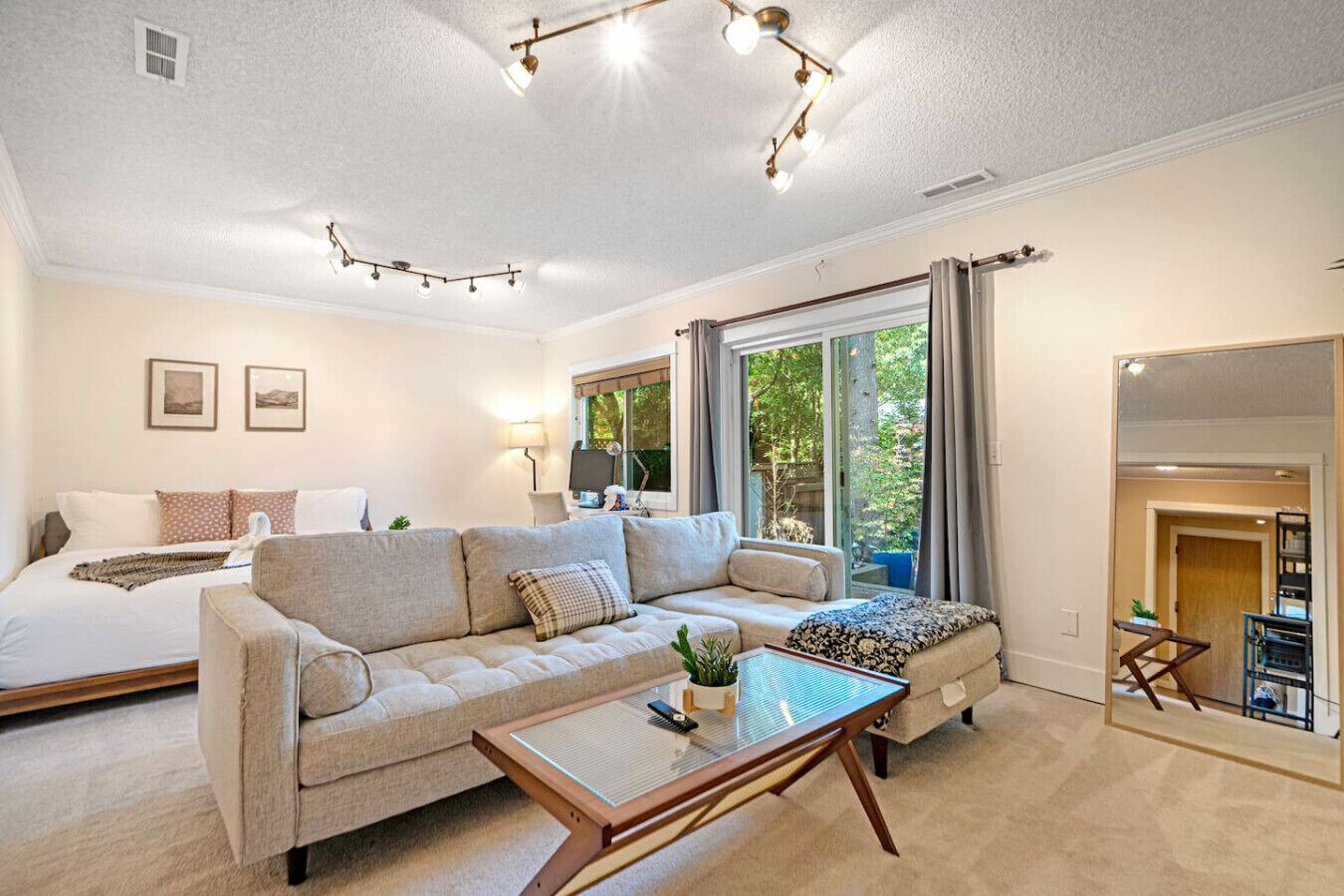 1 bedroom, desk, iron/ironing board, WiFi