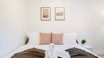 Escritorio, tabla de planchar con plancha, wifi y ropa de cama