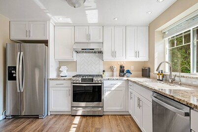 Family-Friendly 3BR Upper Unit @Mountlake Terrace