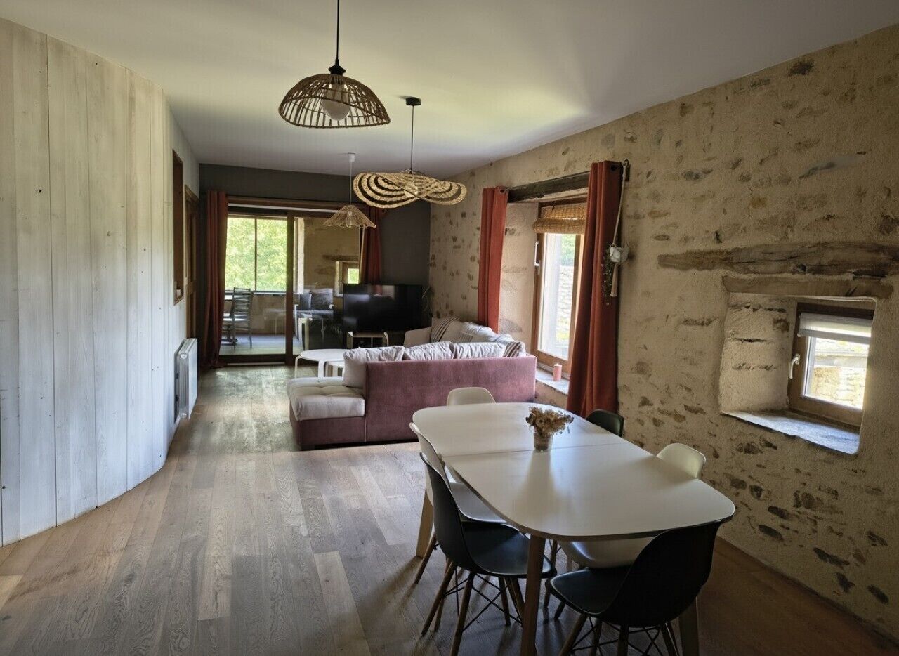 Appartement familial, vue sur le jardin | Aire de séjour | Livres