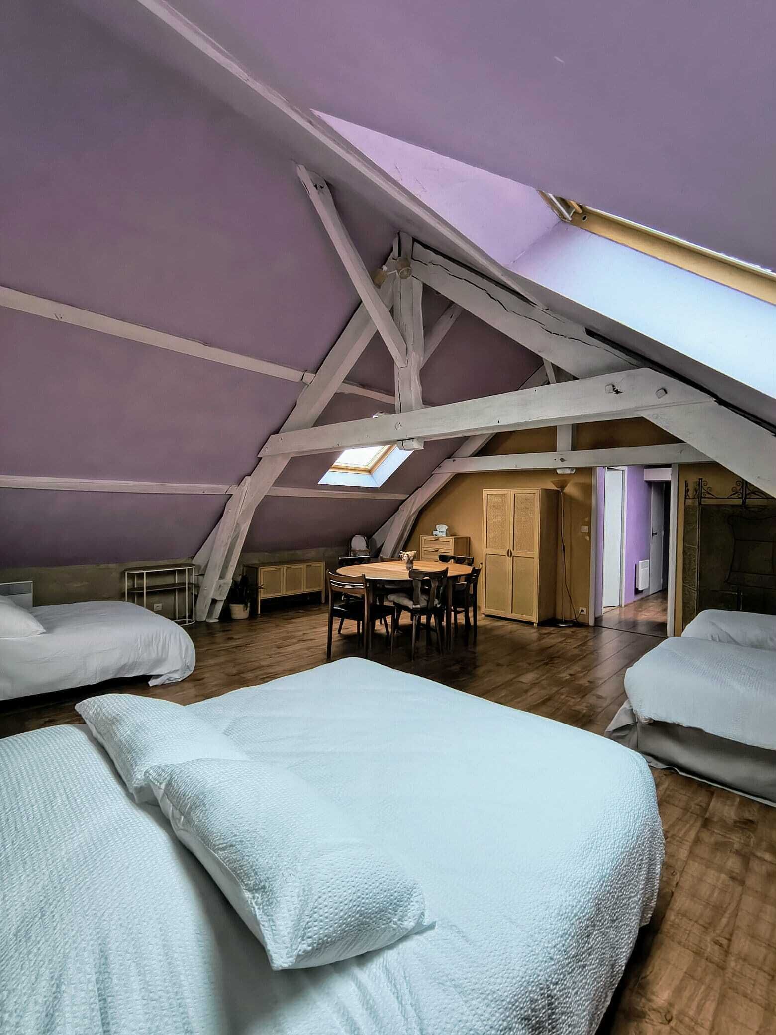 Literie de qualité supérieure, rideaux occultants, draps fournis