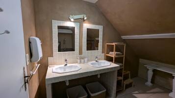 Suite Familiale, plusieurs lits, non-fumeurs, vue vallée | Salle de bain | Douche, articles de toilette gratuits, sÚche-cheveux